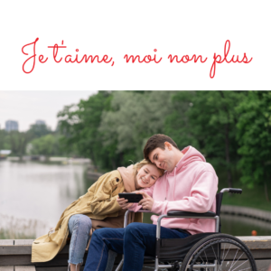 Un homme handicapé en fauteuil roulant avec une femme souriante à ses côtés. Ils ont l'air amoureux tous les deux