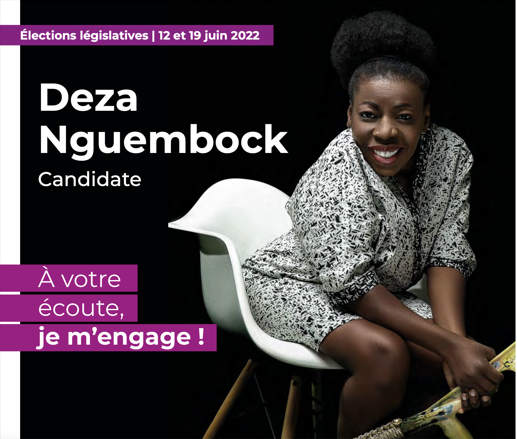 Une affiche qui met en avant Deza Nguembock. un fond noir et Deza assise sur une chaise, cela attire l'attention. A coté de la photo, il y a un texte écrit 