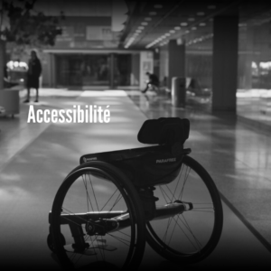 Affiche noir et blanc un fauteuille roulant au milieu. Ecris accessibilité .